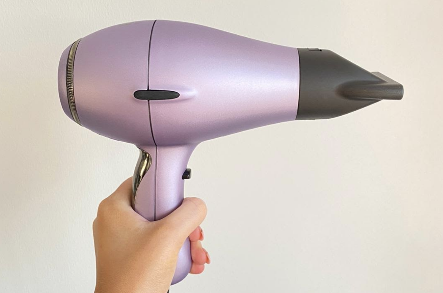 The Elchim 8th SENSE RUN hairdryer is one of the most ergonomic hairdryers on the market.