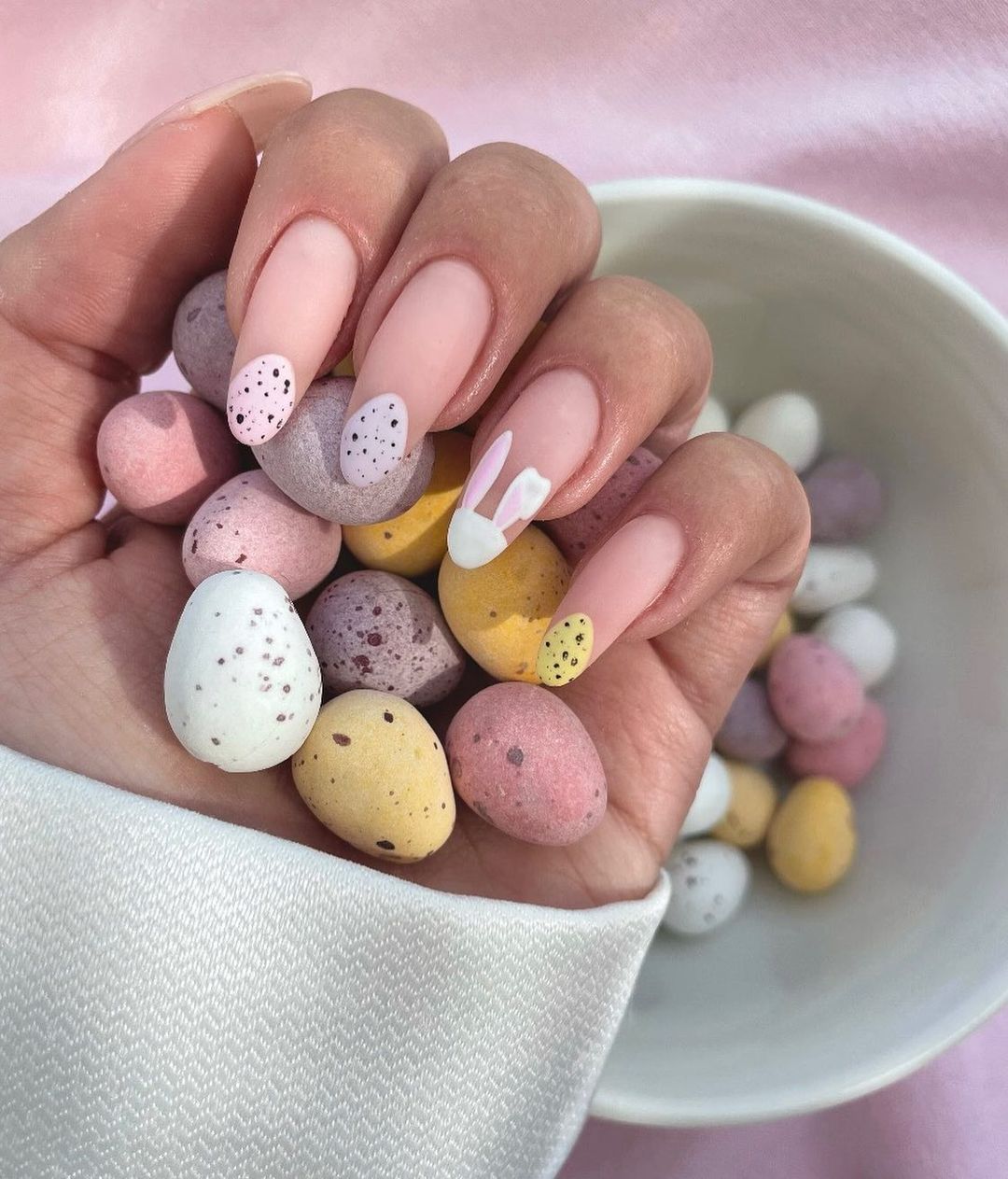 Mini egg inspired nail designs 2023